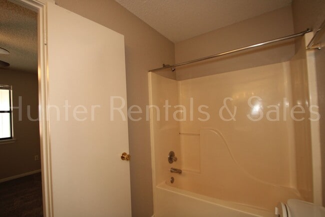 Building Photo - Delightful Duplex!