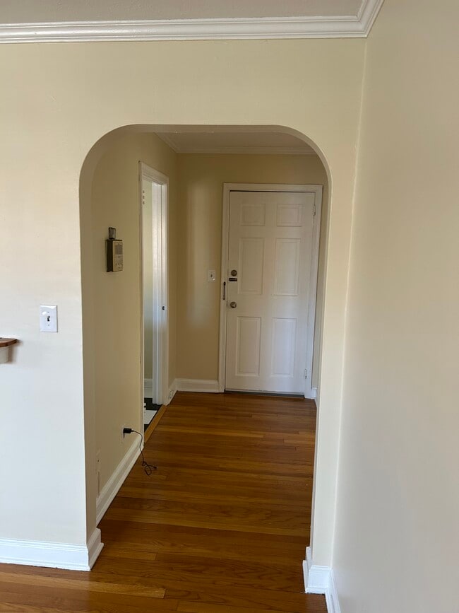 Building Photo - 877 Farmington Ave