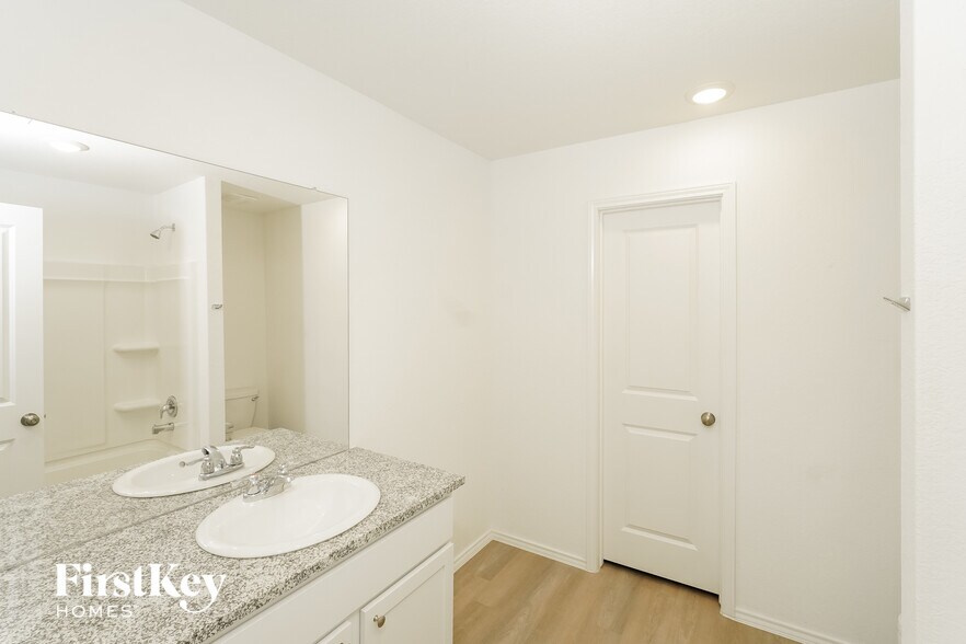 Building Photo - 10723 Vinateros Dr