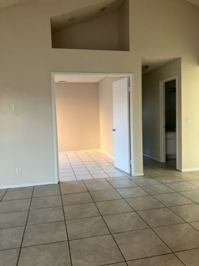 Building Photo - AMAZING HOUSE IN NICE COMMUNITY!!