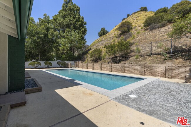Building Photo - 3062 Arrowhead Dr