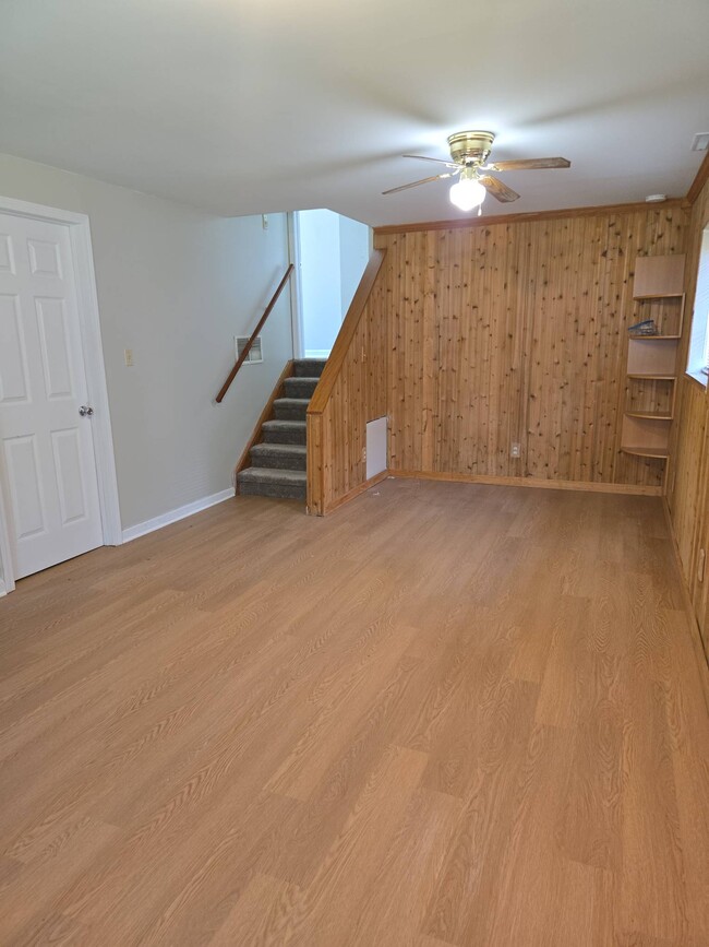 Building Photo - 235 Meadow Glen Dr
