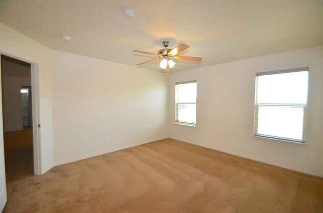 Building Photo - GREAT 3 BED/2 BATH HOME IN SKYLINE RIDGE- ...