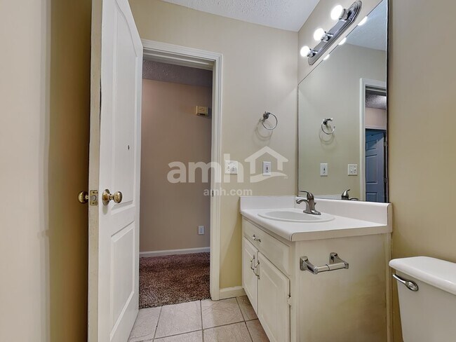 Building Photo - 210 Summer Hill Cir