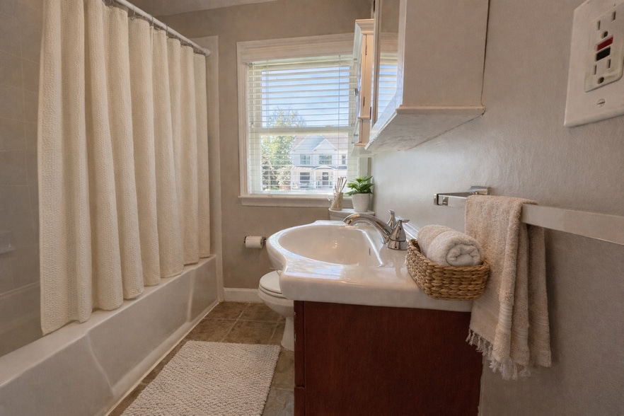 Building Photo - 5817 KINGSWOOD