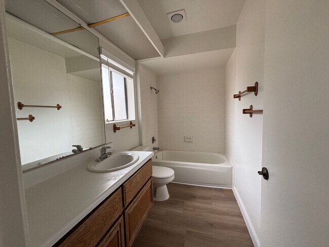 Building Photo - Spacious Updated Bonita Condo