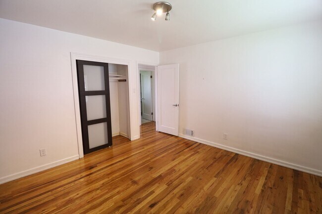 Building Photo - 360 N SF