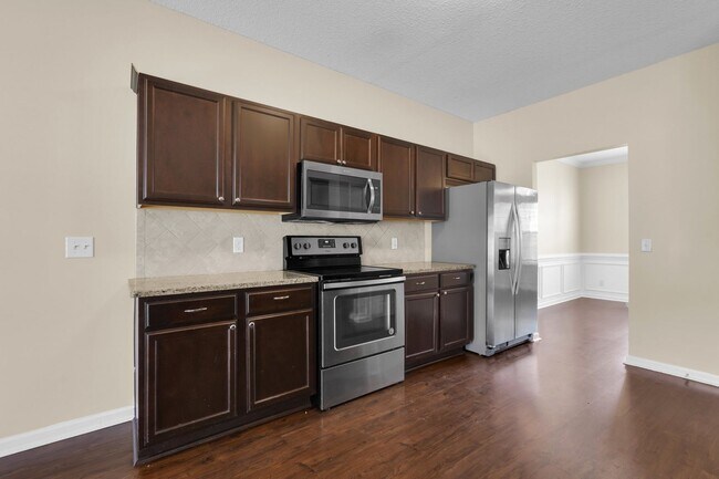 Building Photo - AVAILABLE JUNE 2025 [SMALL PET PREFERRED: ...