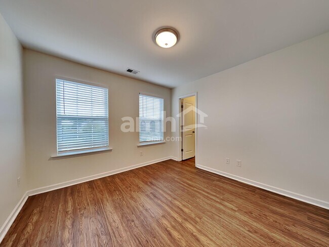 Building Photo - 614 Redbud Ln