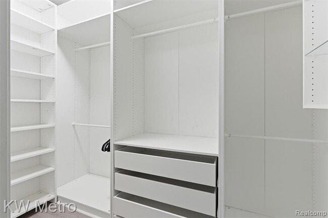 Building Photo - 1563 N Bywood Ave