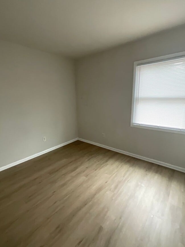 Building Photo - Quiet Two Bedroom Apartment off Rodman Ave