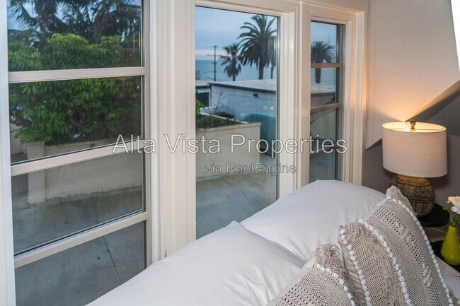 Building Photo - 5606 Dolphin Pl
