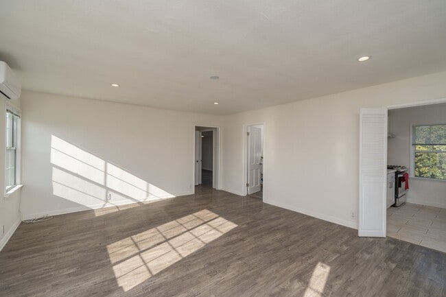 Building Photo - COZY 2 BED 1 BATH UPSTAIRS UNIT