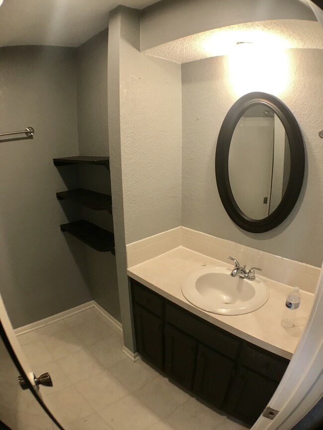 Building Photo - {1423} Olathe Townhome + 3Bed/2.5Bath + Fe...