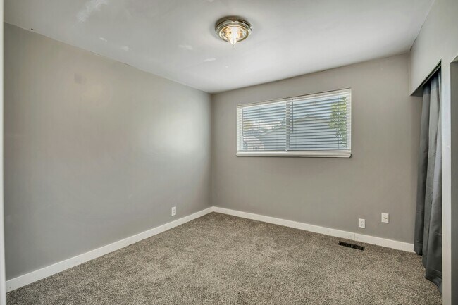Building Photo - 225 W 750 S