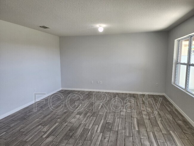 Building Photo - 469 Nova Dr
