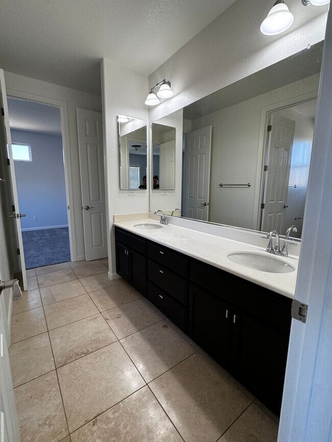 Building Photo - Spacious 4 bedroom near shopping and schools!