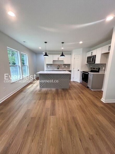 Building Photo - 411 E Torbush St