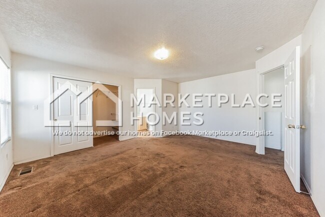 Building Photo - 1028 Alexandra St SW