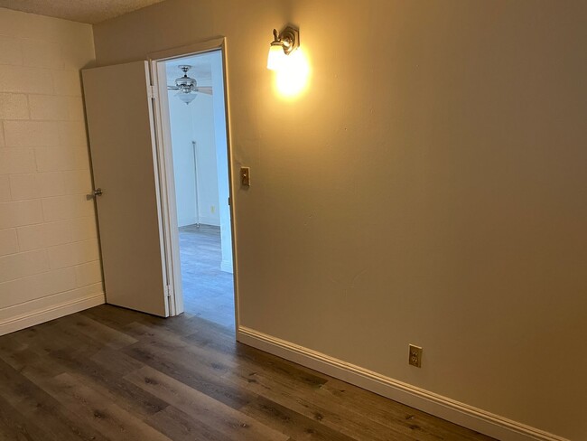 Building Photo - Spacious 1 bedroom! Great Location!