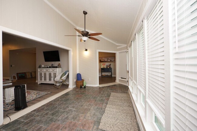 Building Photo - Great Bluewater Bay Location