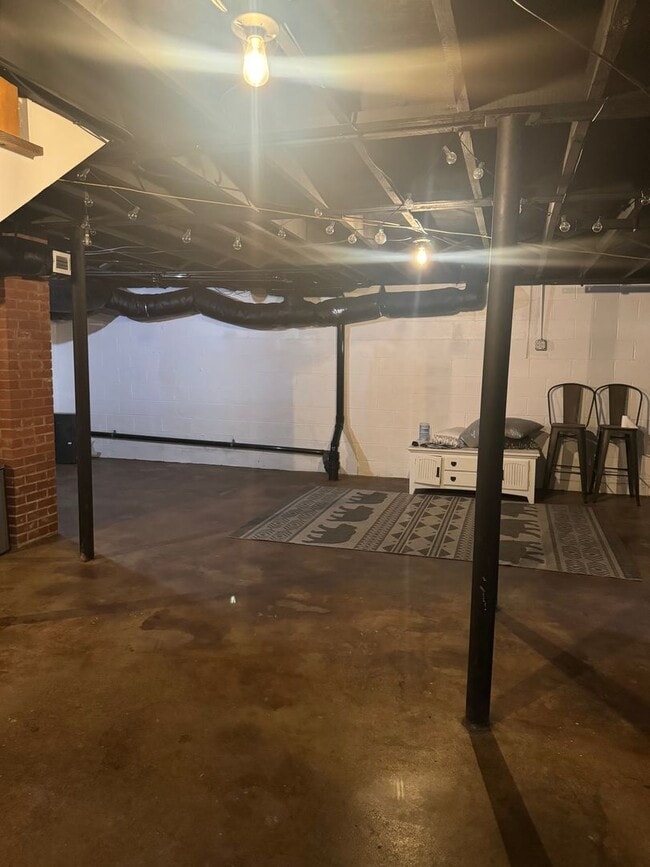 Building Photo - Price & Location!