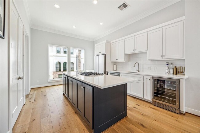 Building Photo - 1316 Reinerman St