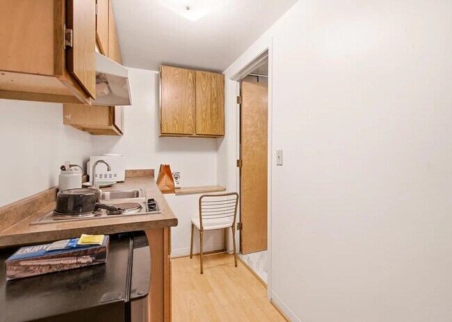 Building Photo - 577 Bellevue Ave