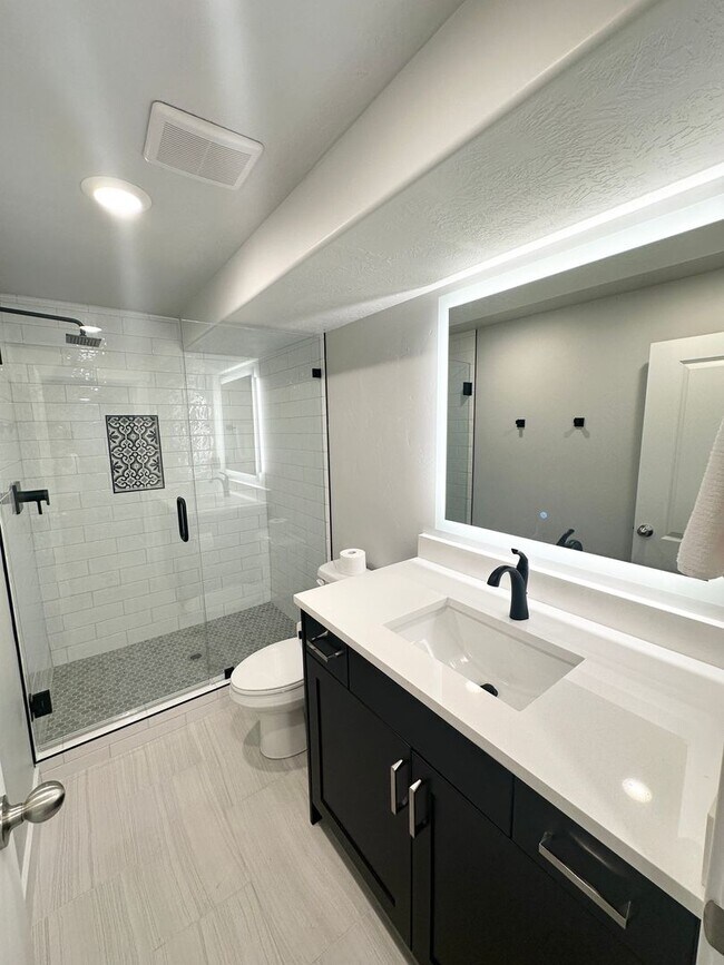 Building Photo - 4 bedroom/4 bathroom Home in Bluffdale