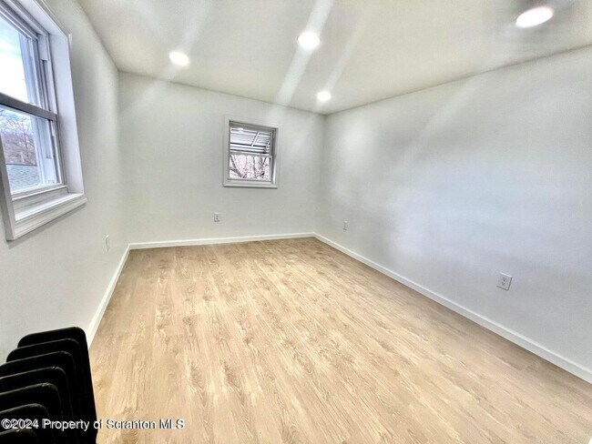 Building Photo - 1005 Luke Ave