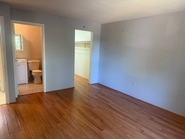 Building Photo - 9 Shadowbrook Ln