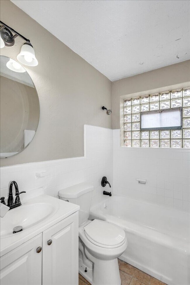 Building Photo - Section 8 Welcome !  Spacious 3 Br / 1 BA Home For Rent in Ferguson