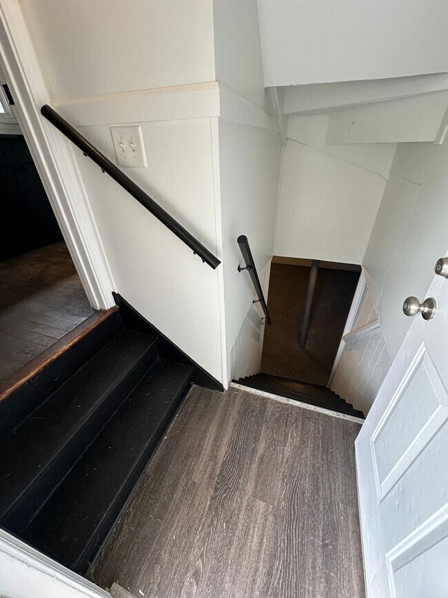 Building Photo - FREE APPLICATION!! Beautiful 4 bedroom hou...