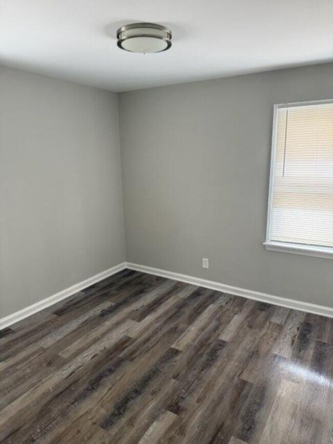 Building Photo - North Pontiac home Available Now!