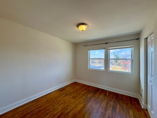 Building Photo - Charming 2 Bedroom/1 Bathroom Townhome in Medford!
