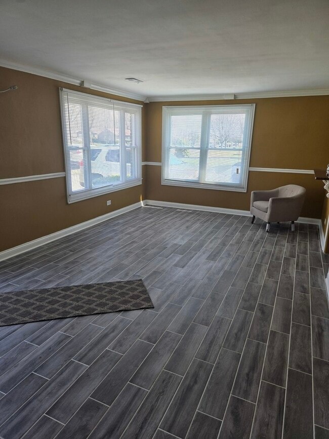 Building Photo - 253 Mantua St