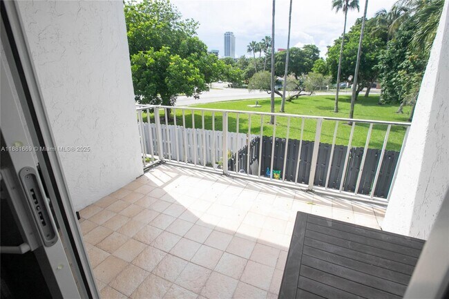 Building Photo - 2714 NE 8th St