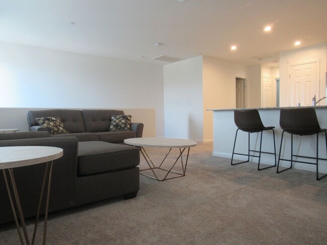 Building Photo - 3 Bedroom Townhome located near Nellis Base!