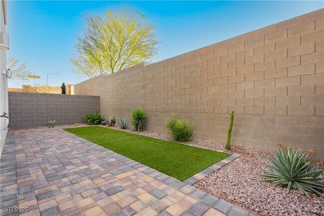 Building Photo - 7977 Mountain Lilac St