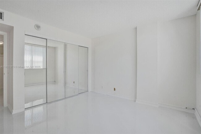 Building Photo - 3113 S Ocean Dr