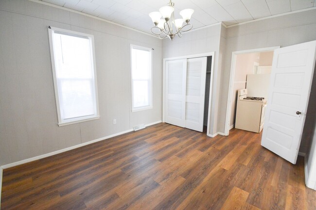 Building Photo - 4 Bed 1.5 Bath Downtown Gem Available For ...