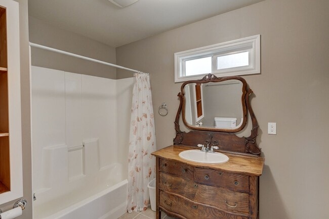 Building Photo - Pet Friendly 2 Bed, 1 Bath Home