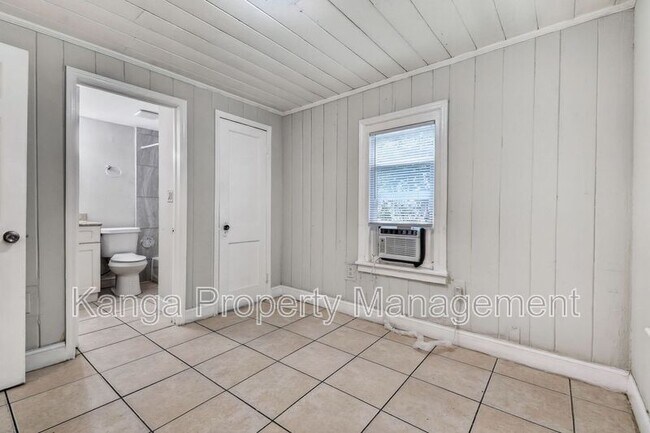 Building Photo - 887 7th St