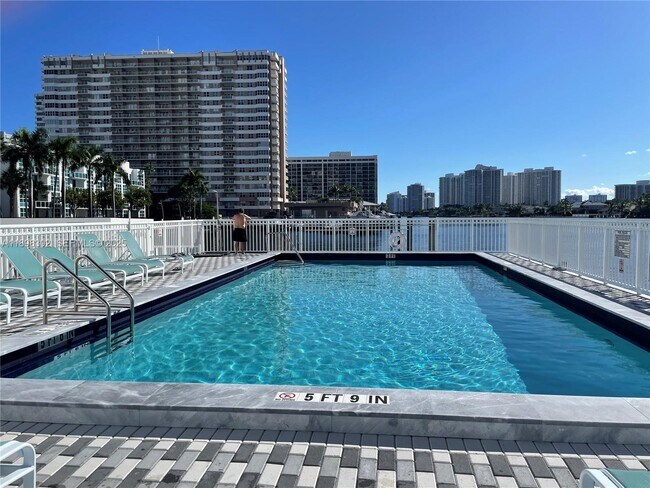 Building Photo - 1913 S Ocean Dr