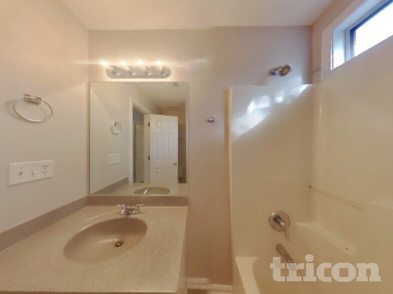 Building Photo - 1221 Wandering Vine Ct SE