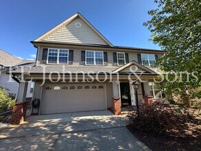 Building Photo - Spacious 4 Bedroom Home with Fenced Yard & Two Car Garage in Clemmons