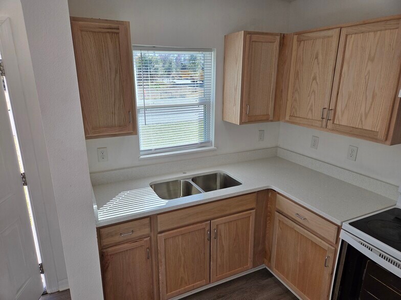 Kitchen - 803 E Hart St