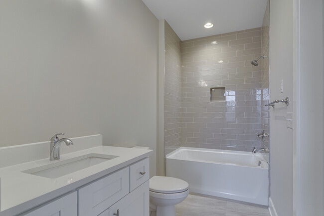 2ND FLOOR BATH #2 - 2022 Herman St