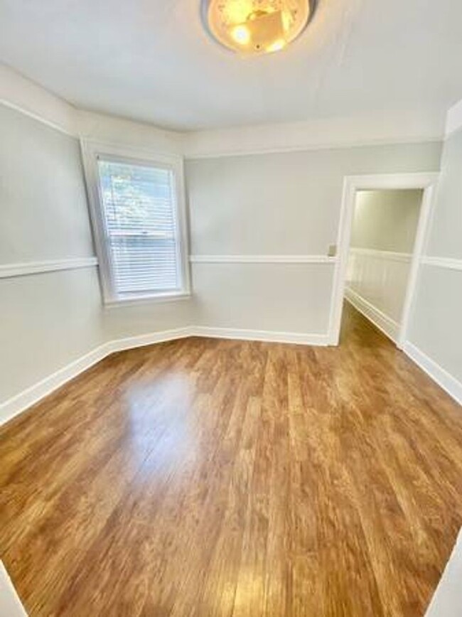 Building Photo - 2BR/1BA Edwardian with Renovated Kitchen &...