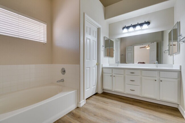 Building Photo - FURNISHED/UNFURNISHED IMMACULATE & IMMEDIATE OCCUPANCY 3BEDROOM GREEN VALLEY BEAUTY!